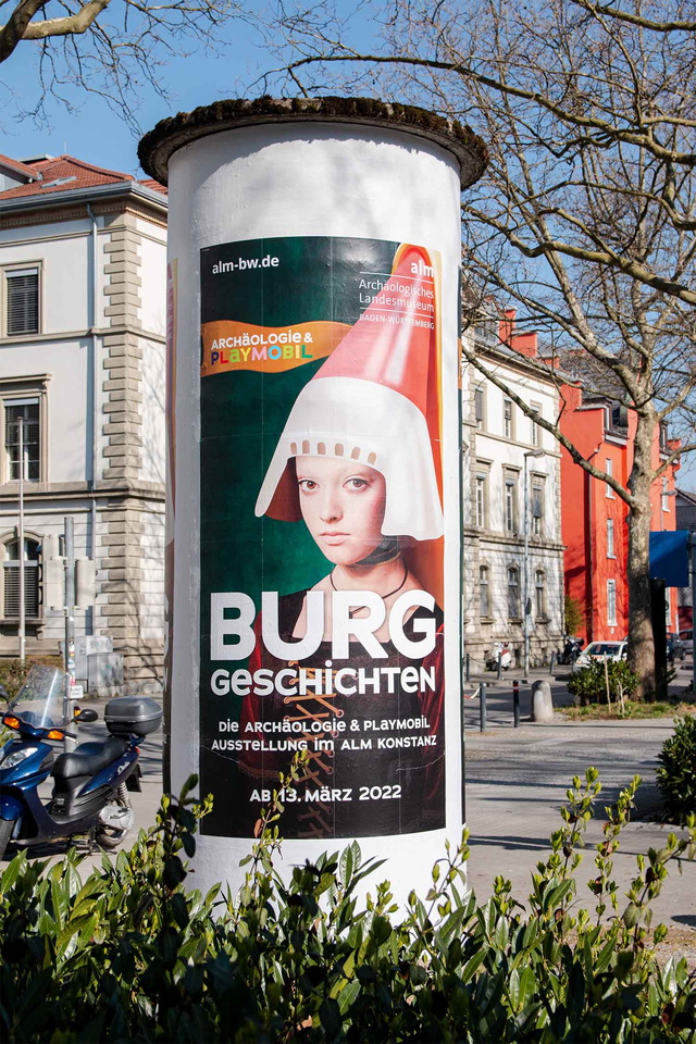 Plakate an einer Litfaßsäule für die Playmobil Burggeschichte